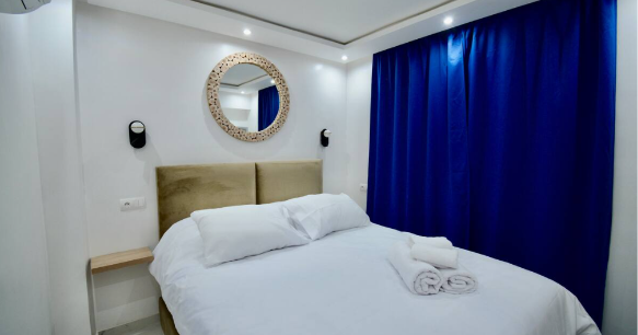 Linge blanc de qualité hôtelière dans chambre moderne Airbnb